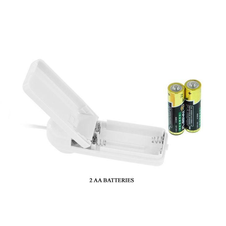 Vano batteria aperto per 2 batterie AA, accanto a due batterie AA.
