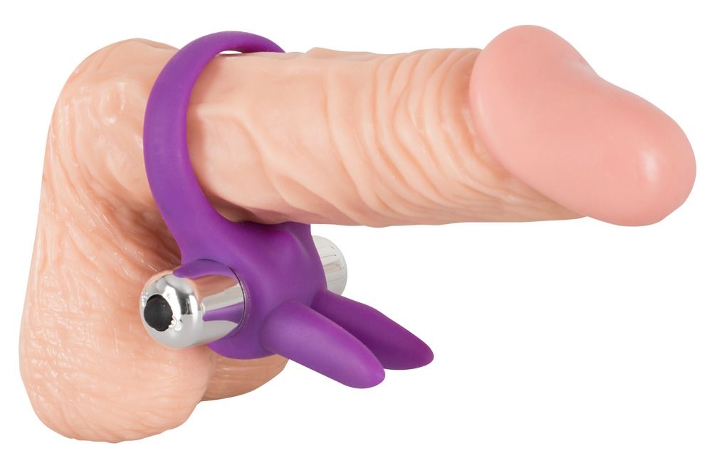 Anello vibrante viola con orecchie da coniglio, posizionato su un pene. Testine vibranti argentate.