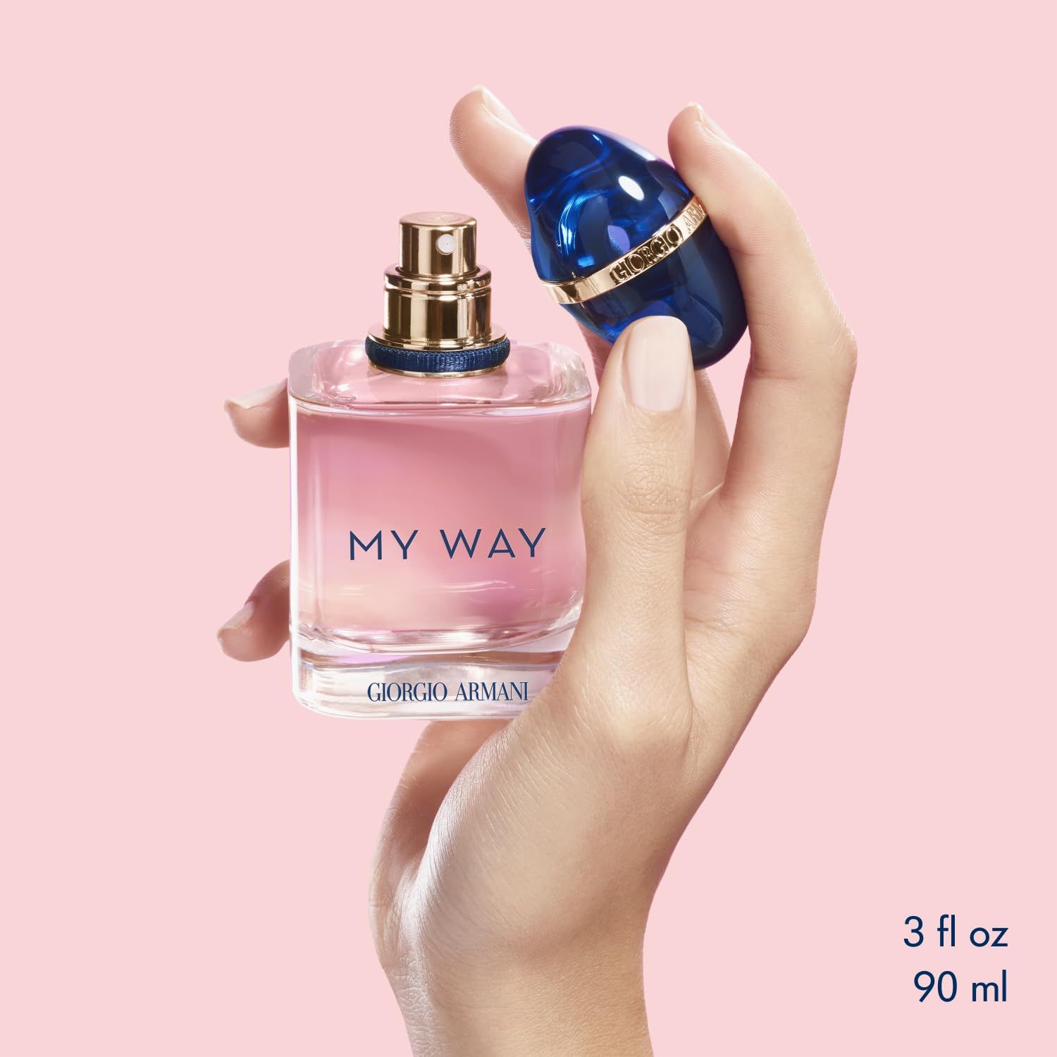 Flacone in vetro rosa, tappo blu in mano. Testo: MY WAY, GIORGIO ARMANI. Dimensione: 3 fl oz 90 ml.