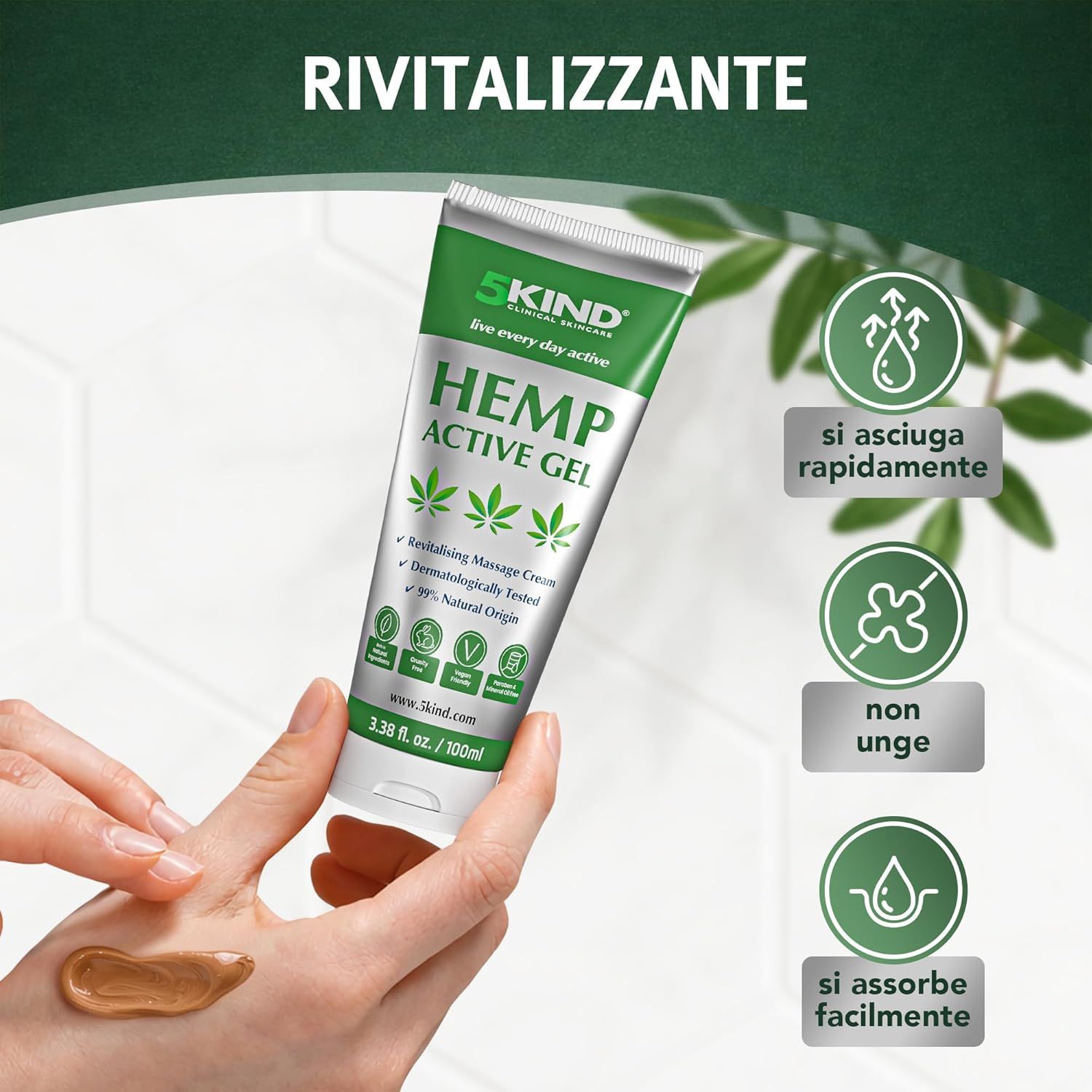 Mano con gel. Tubo di gel al 5kind Hemp. Testo: RIVITALIZZANTE. Si asciuga rapidamente, non unge, si assorbe facilmente.