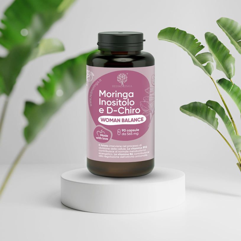 Flacone marrone con capsule. Scritta: Moringa Inositolo e D-Chiro, Woman Balance. Posizionato su un piedistallo.