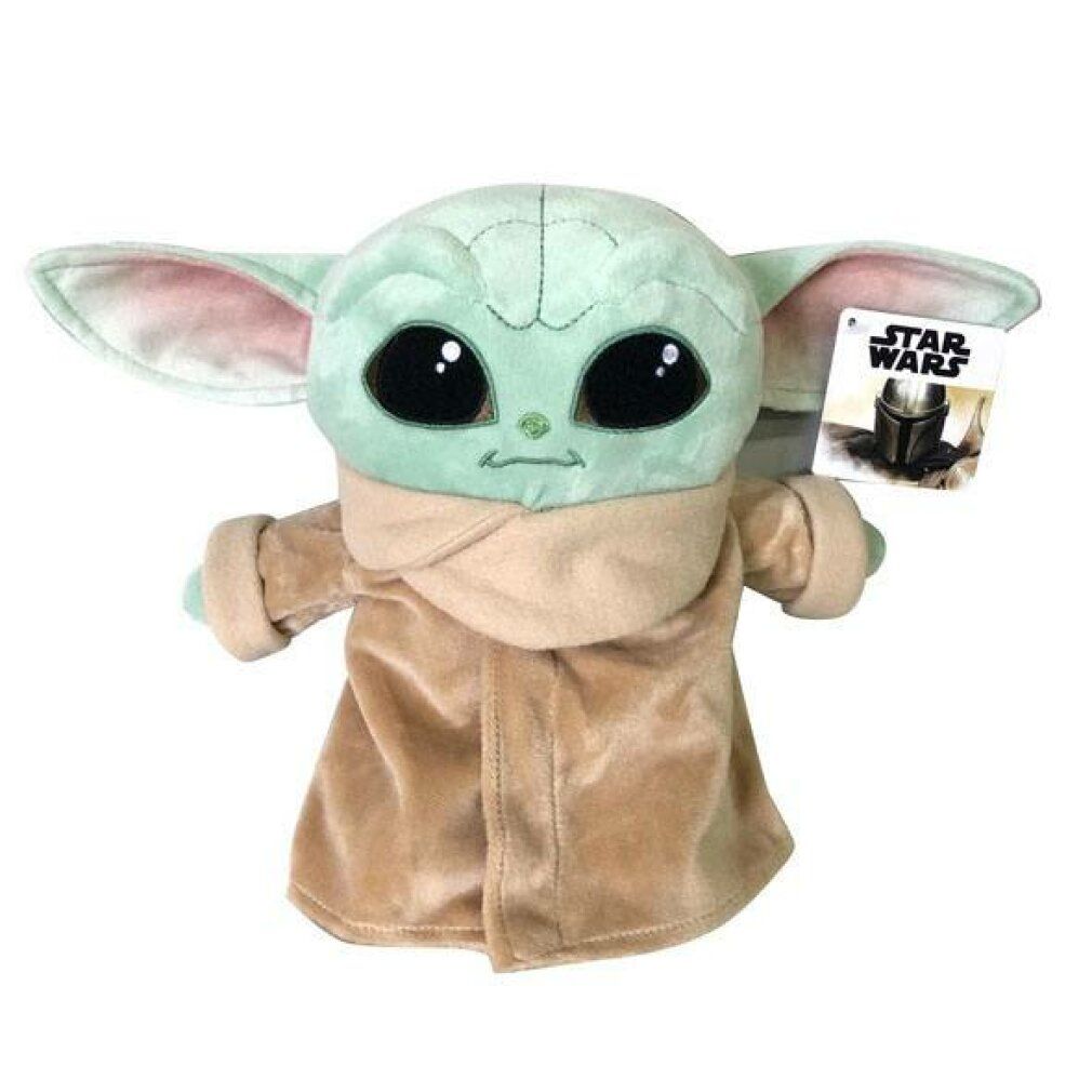 Peluche Baby Yoda con etichetta Star Wars. Verde, beige. Grandi occhi, orecchie. Mantello beige, colletto. Sfondo bianco.