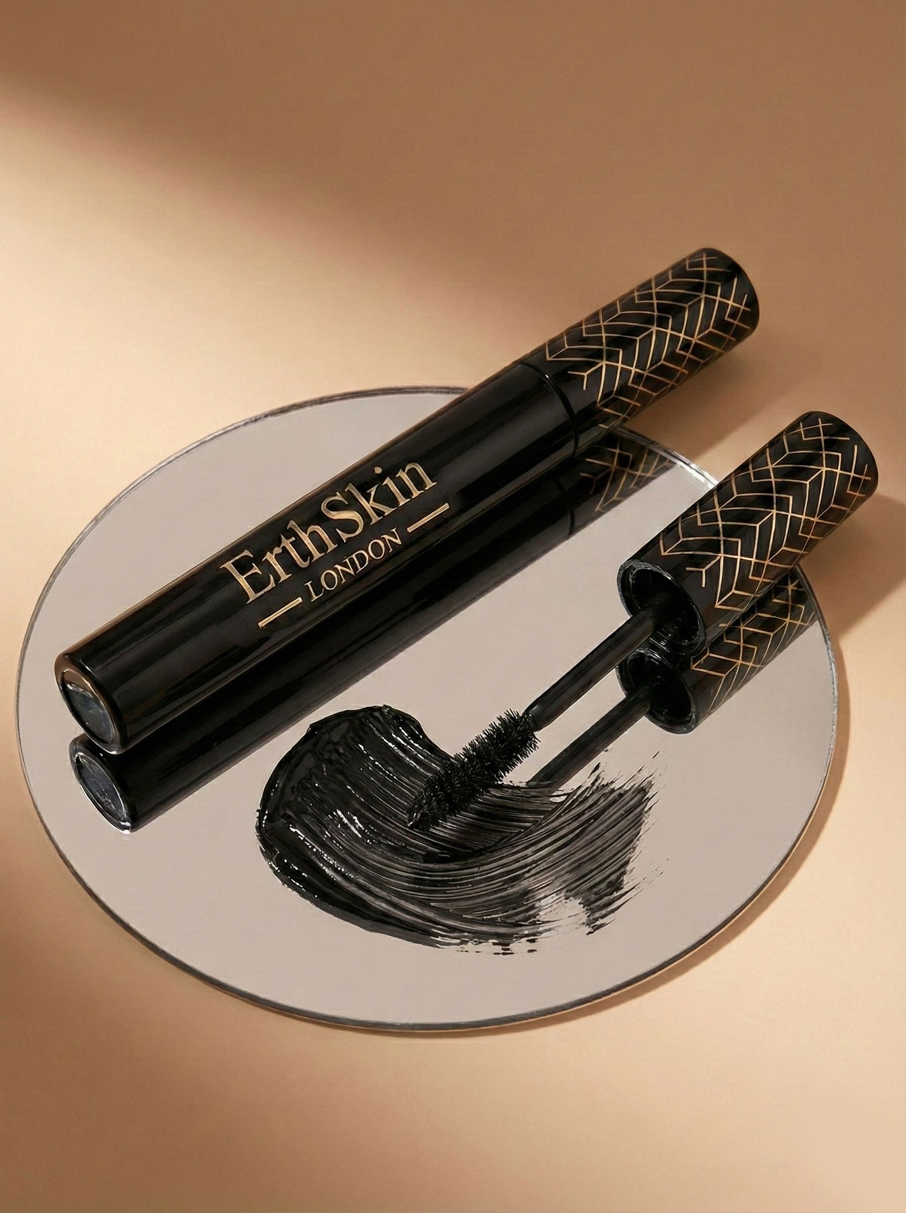 Mascara nero con scritta dorata 'ErthSkin LONDON' su uno specchio.