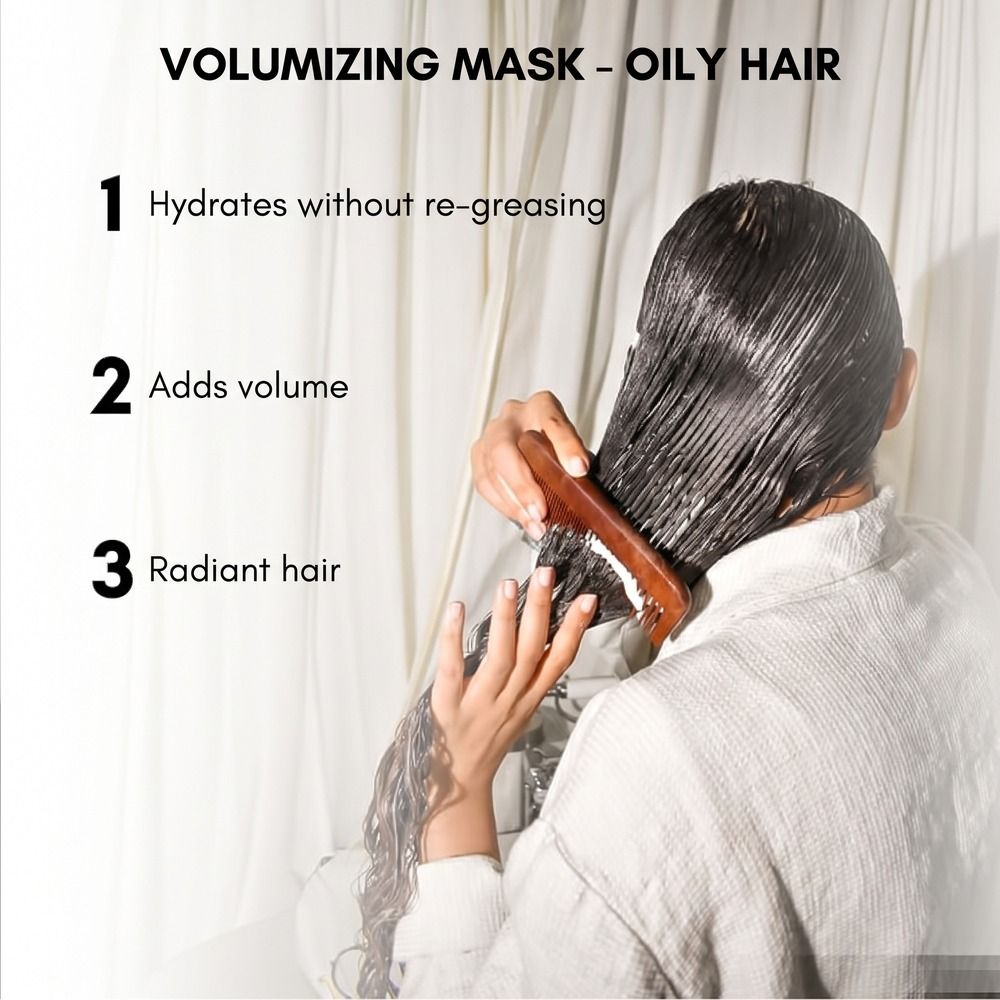 Una persona pettina capelli bagnati con una maschera bianca applicata. Testo: 'VOLUMIZING MASK - OILY HAIR'.