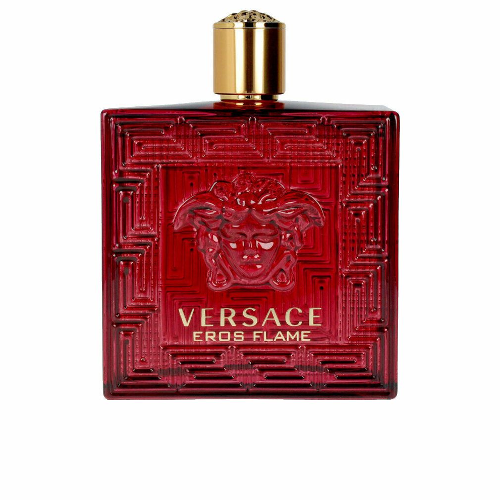 Flacone rosso Versace Eros Flame con tappo dorato. Forma quadrata, motivo in rilievo, logo Medusa.