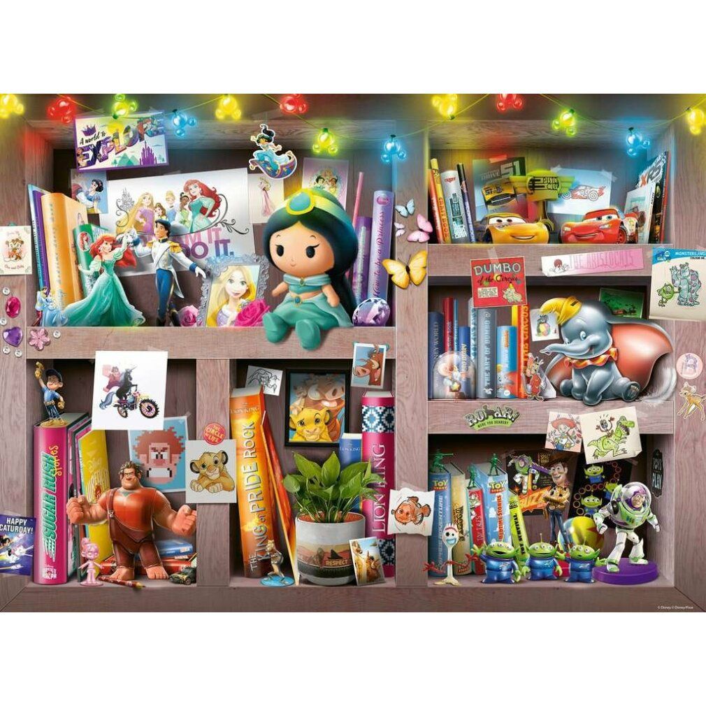 Puzzle Disney assemblato. Mostra una scena di scaffali con personaggi. Contiene 100 pezzi. Vari personaggi Disney sono visibili.