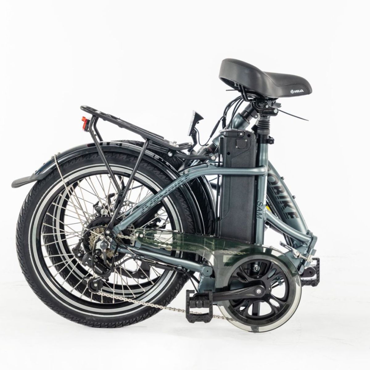 E-bike pieghevole JOBOBIKE SAM grigia, piegata. Ruote parzialmente coperte. Batteria sul telaio. Sella nera.