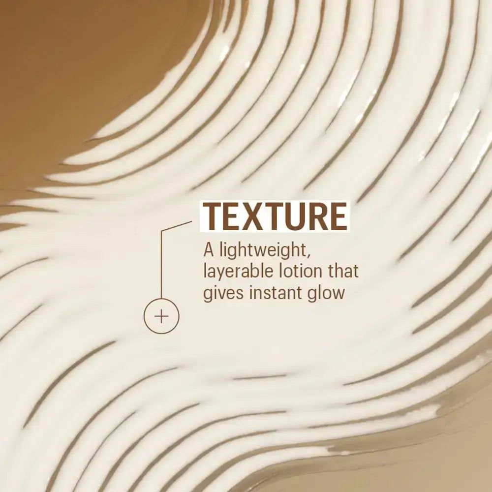 Primo piano della texture della crema. Testo: Lozione leggera, stratificabile, dona un'immediata luminosità.