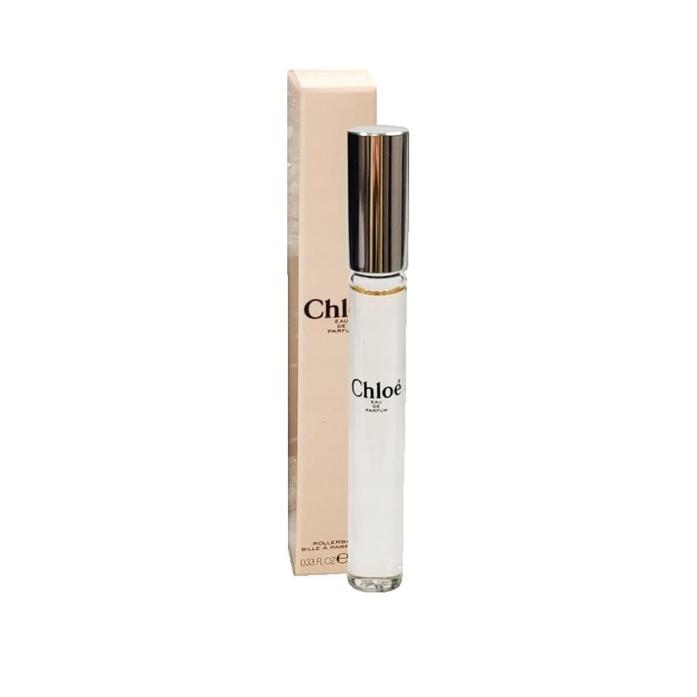 Roll-on di profumo con tappo argentato e scatola. "Chloé" è scritto sul flacone e sulla confezione.