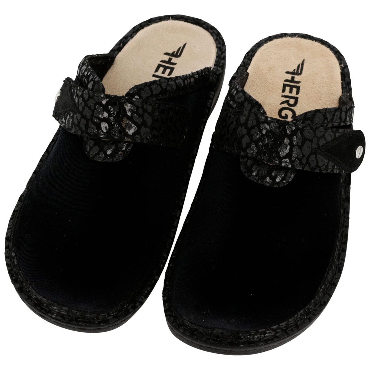 Zoccoli neri con cinturino in rilievo. Soletta con logo HERGOS. Cinturino regolabile.