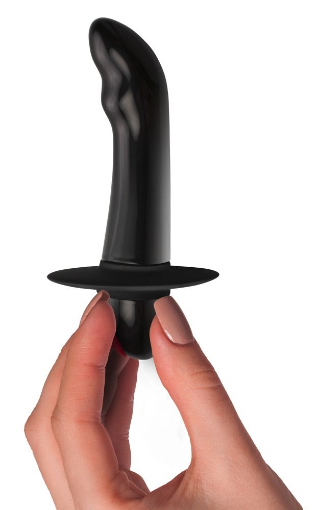Vibratore nero tenuto da una mano. Forma curva, base ampia, pulsante rosso.