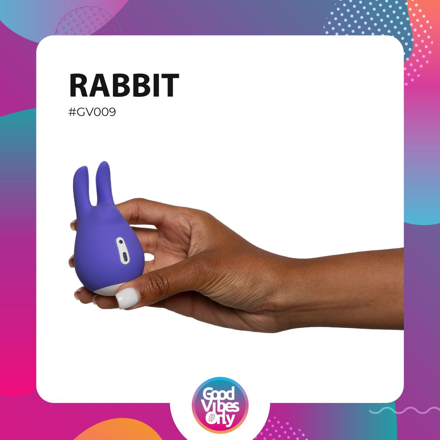 Vibratore viola a forma di coniglio tenuto in mano. Marchio: Good Vibes Only. Sfondo rosa-blu.