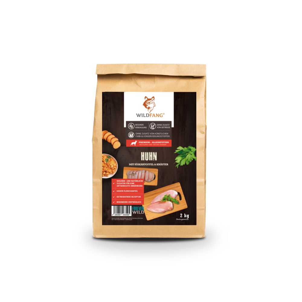 Sacchetto di cibo secco con immagine di pollo, carote, prezzemolo. Scritta: WILD FANG, HUHN, 2 kg.