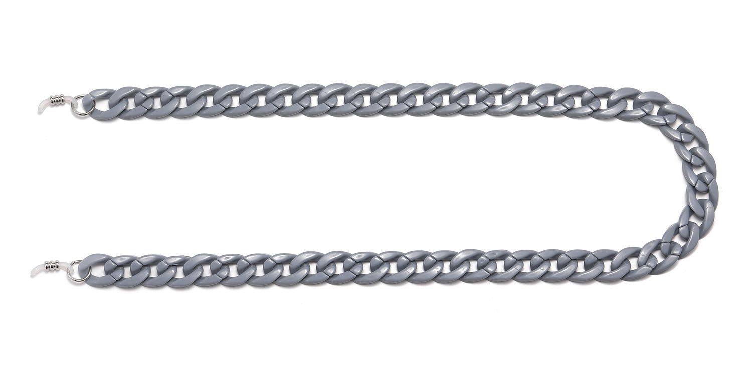 Catena per occhiali grigia. Maglie in plastica. Anelli metallici alle estremità. Su sfondo bianco.