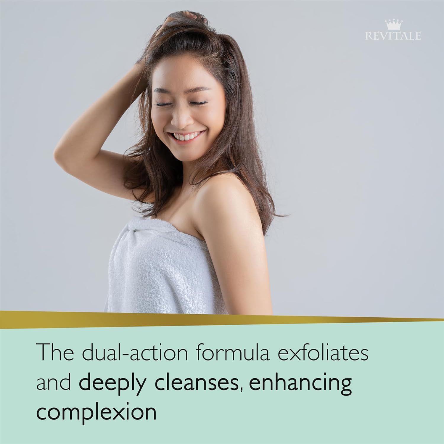 Donna con asciugamano. Testo: La formula a doppia azione esfolia e deterge in profondità, migliorando l'incarnato.