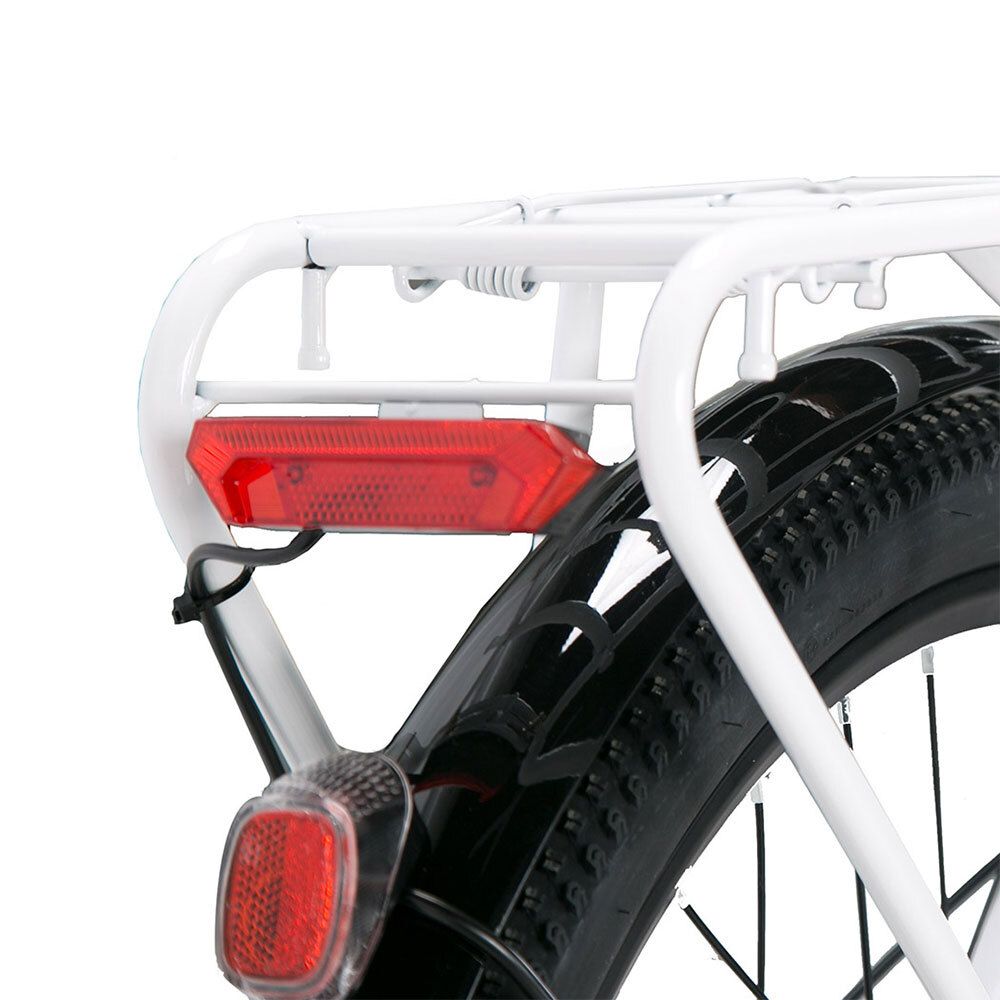 Primo piano del portapacchi e fanale posteriore di una bici elettrica bianca. Pneumatici neri e parafango.