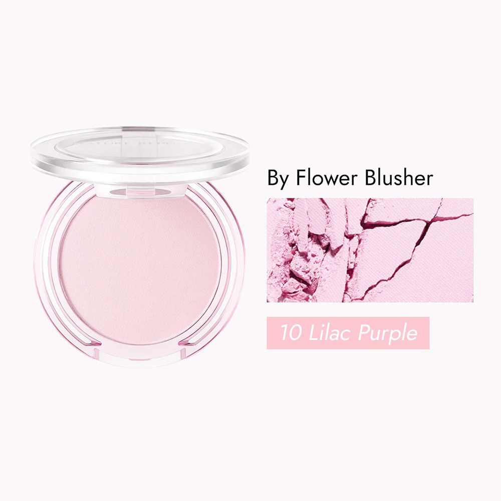 Contenitore rotondo di fard con coperchio. Accanto, un campione di colore. Scritta: By Flower Blusher, 10 Lilac Purple.