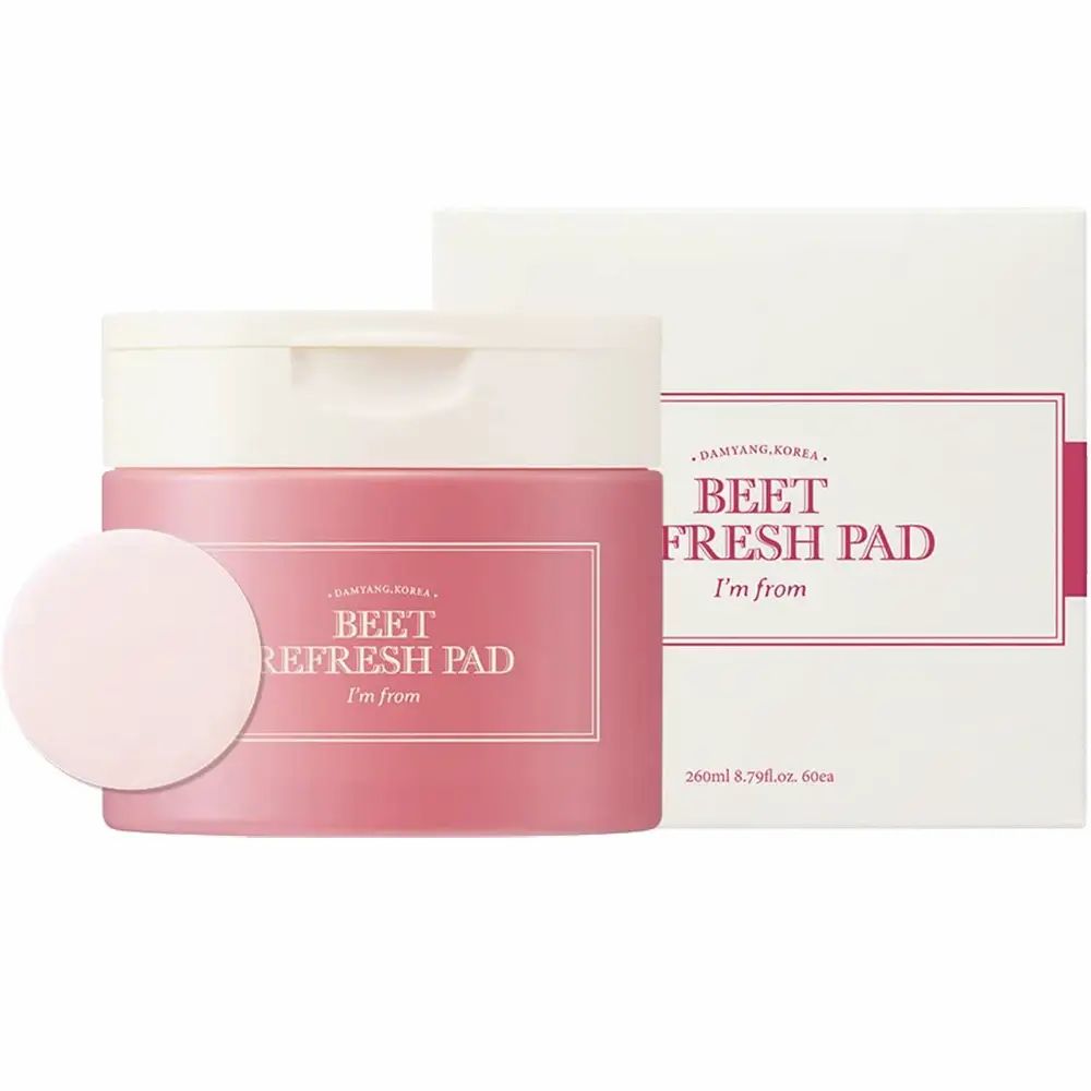 Barattolo rosa con coperchio bianco e confezione. Scritta: BEET REFRESH PAD, i'm from. Cuscinetti accanto.