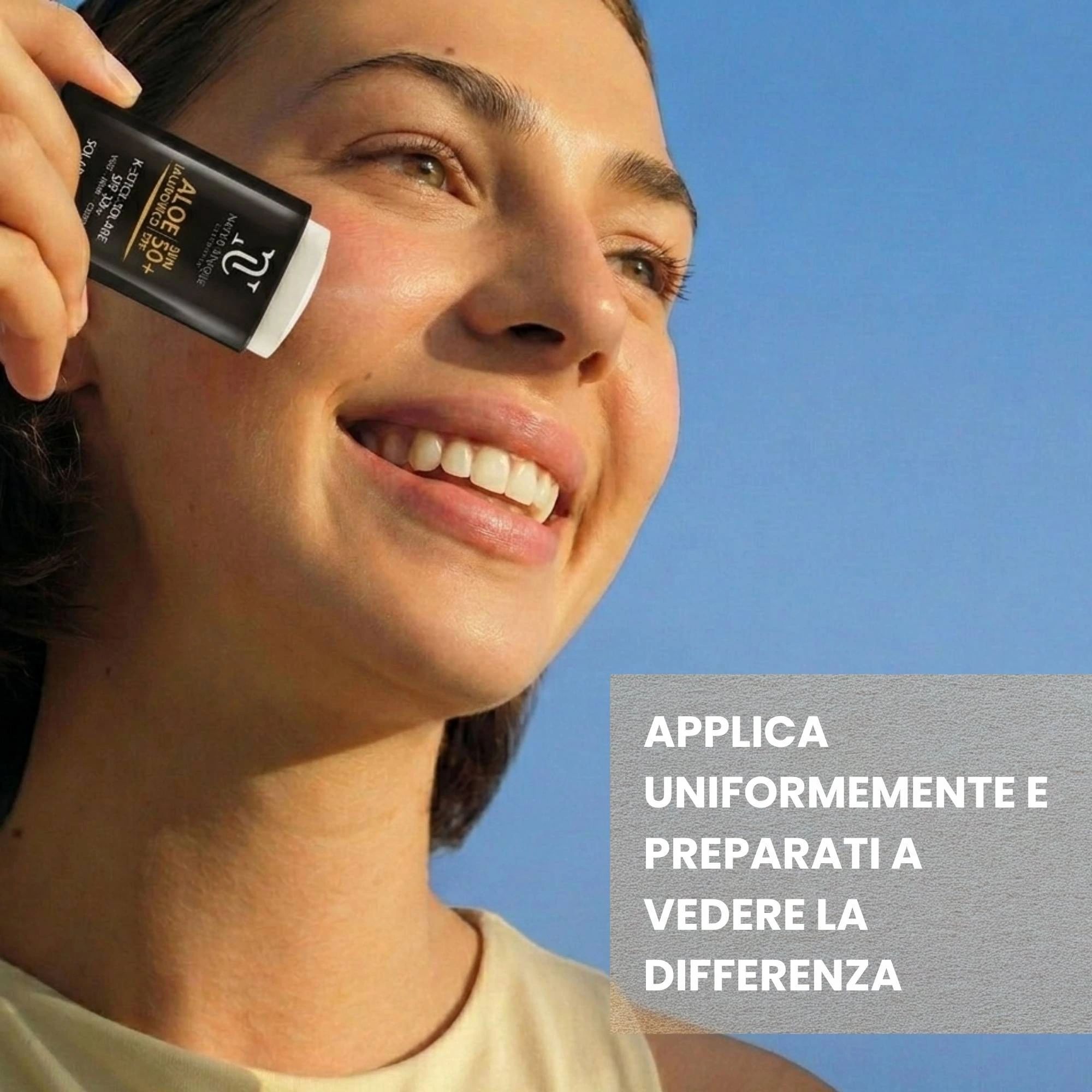 Donna sorridente che tiene un K-Stick Solare SPF 50+ con Aloe 50+. Testo: Applicare uniformemente e prepararsi a vedere la differenza.