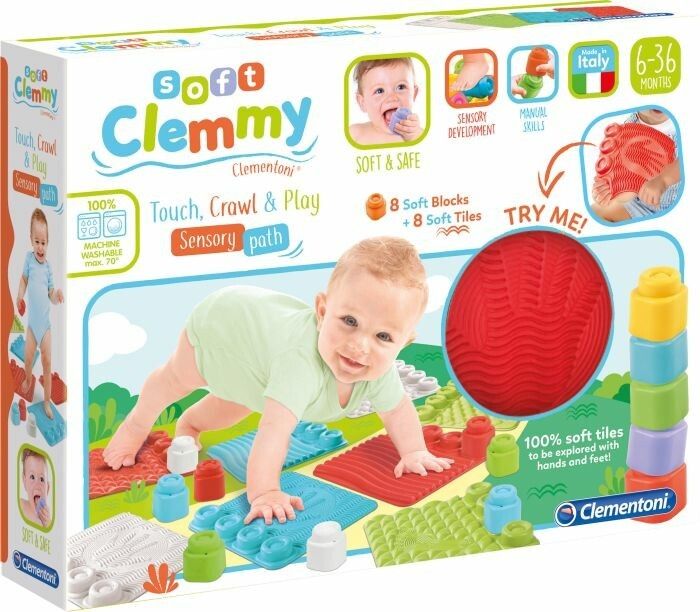 Confezione gioco Clemmy. Include blocchi morbidi, piastrelle e una palla rossa. Bambino che gattona sul tappeto. Testo: Soft Clemmy, 6-36 mesi.