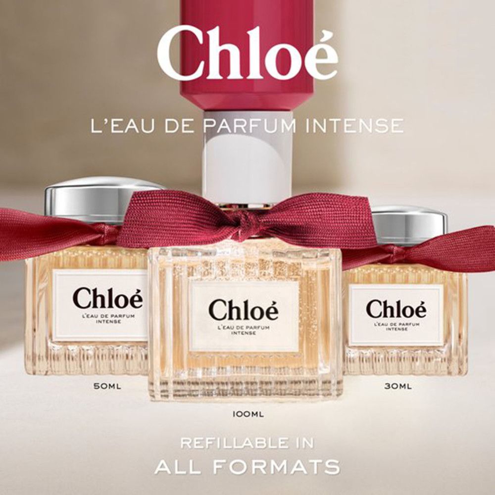Tre flaconi, tappi argento, fiocchi rossi. Scritta: Chloé L'Eau Parfum Intense. Formati: 30ml, 50ml, 100ml.
