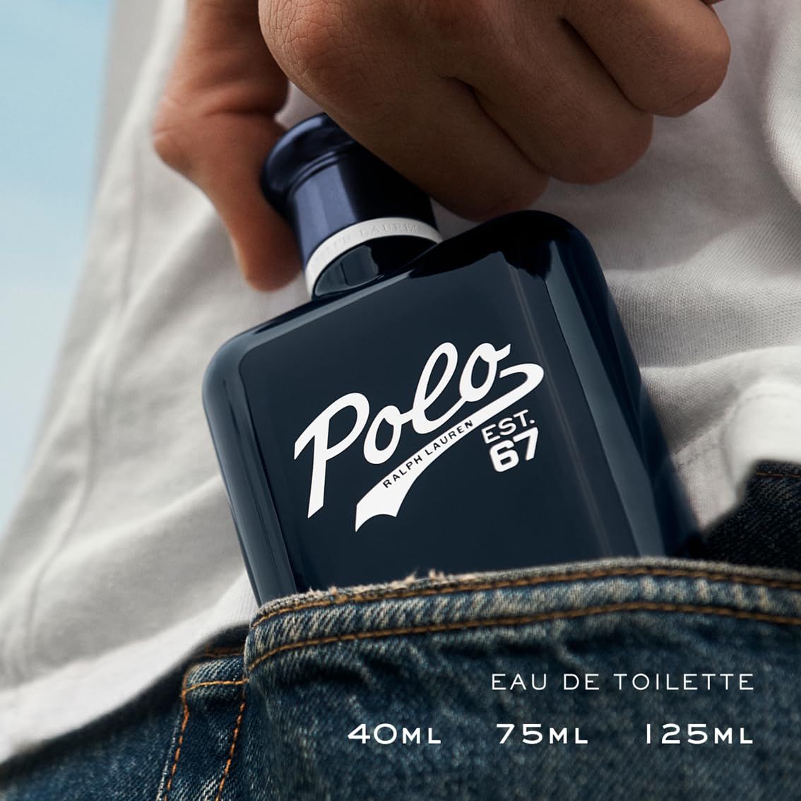 Flacone blu scuro in tasca di jeans. Logo "Polo" e "EST. 67" visibili. Taglie: 40ml, 75ml, 125ml.