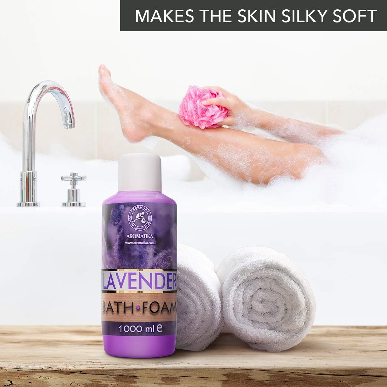 Donna in vasca da bagno con schiuma. Accanto, un flacone viola con tappo bianco. Scritta: AROMATIKA, LAVENDER BATH FOAM, 1000 ml e. Asciugamani e spugna.