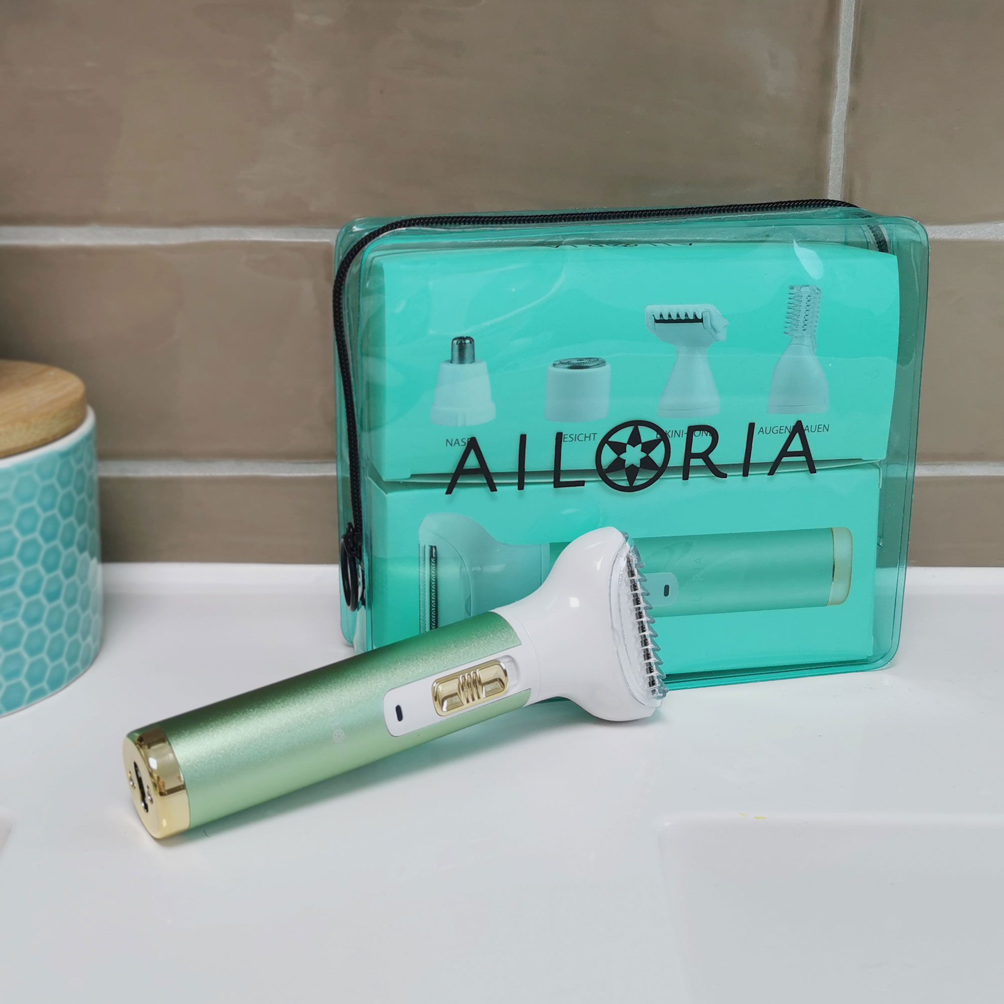 Rasoio e accessori in custodia trasparente. Logo AILORIA. Design verde e bianco.