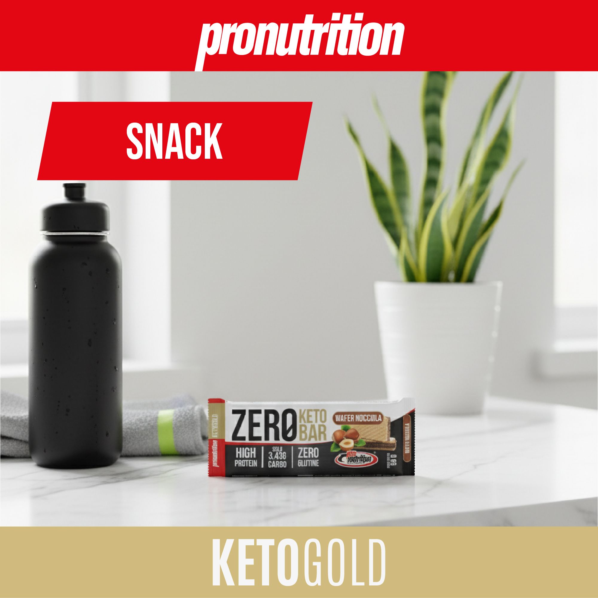 Barretta ZERO KETO BAR, accanto a borraccia e asciugamano. Marchio Pronutrition.