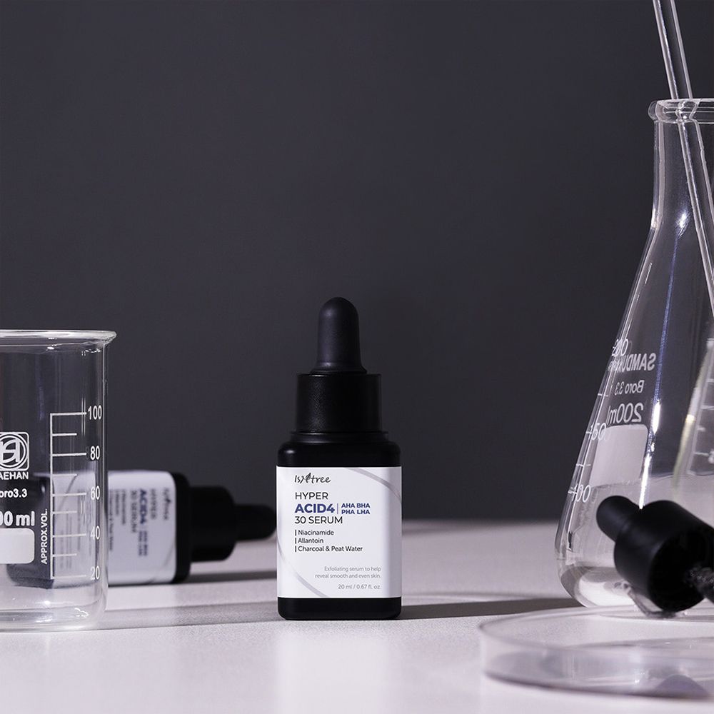 Flacone di siero con attrezzature di laboratorio. Scritta: ISNTREE Hyper Acid4 30 Serum. Contiene AHA, BHA, PHA, LHA, Niacinamide, Allantoina.