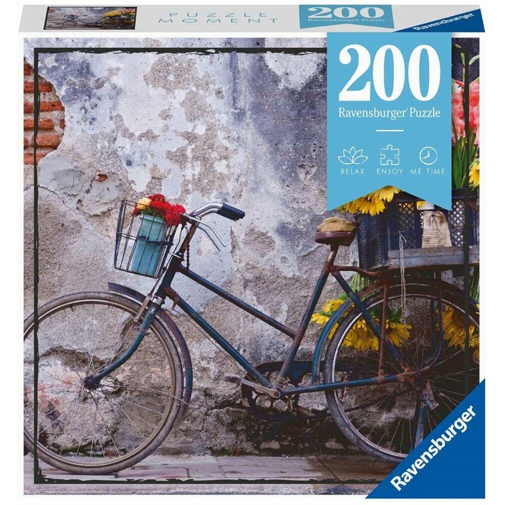Puzzle da 200 pezzi. Soggetto: bicicletta con fiori davanti a un muro. Marca: Ravensburger. Confezione: quadrata.