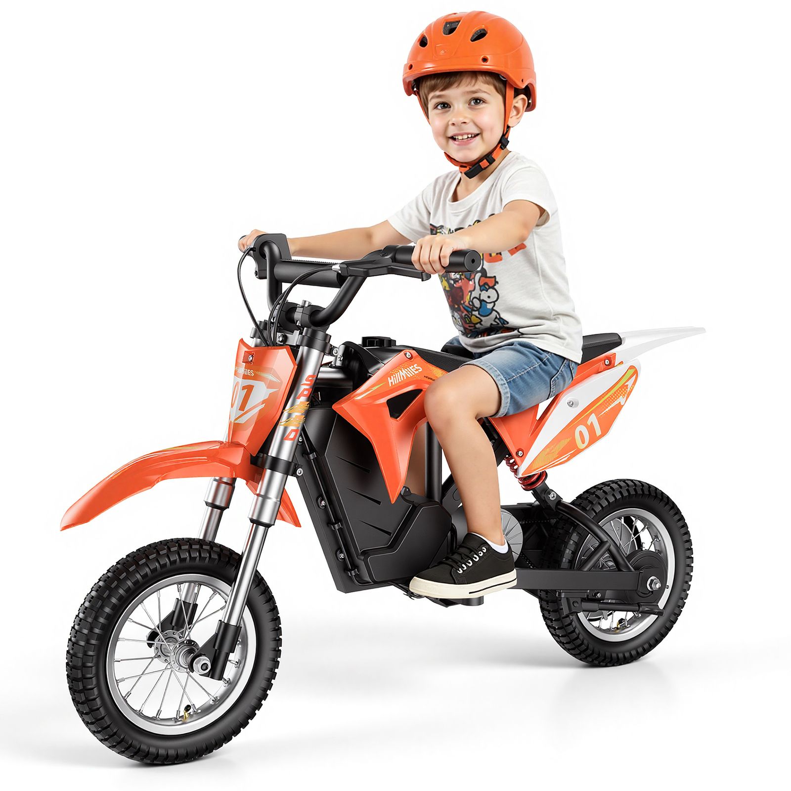 Bambino su moto cross elettrica arancione. Il bambino indossa un casco. Pneumatici, manubrio e sella neri. Numero 01.