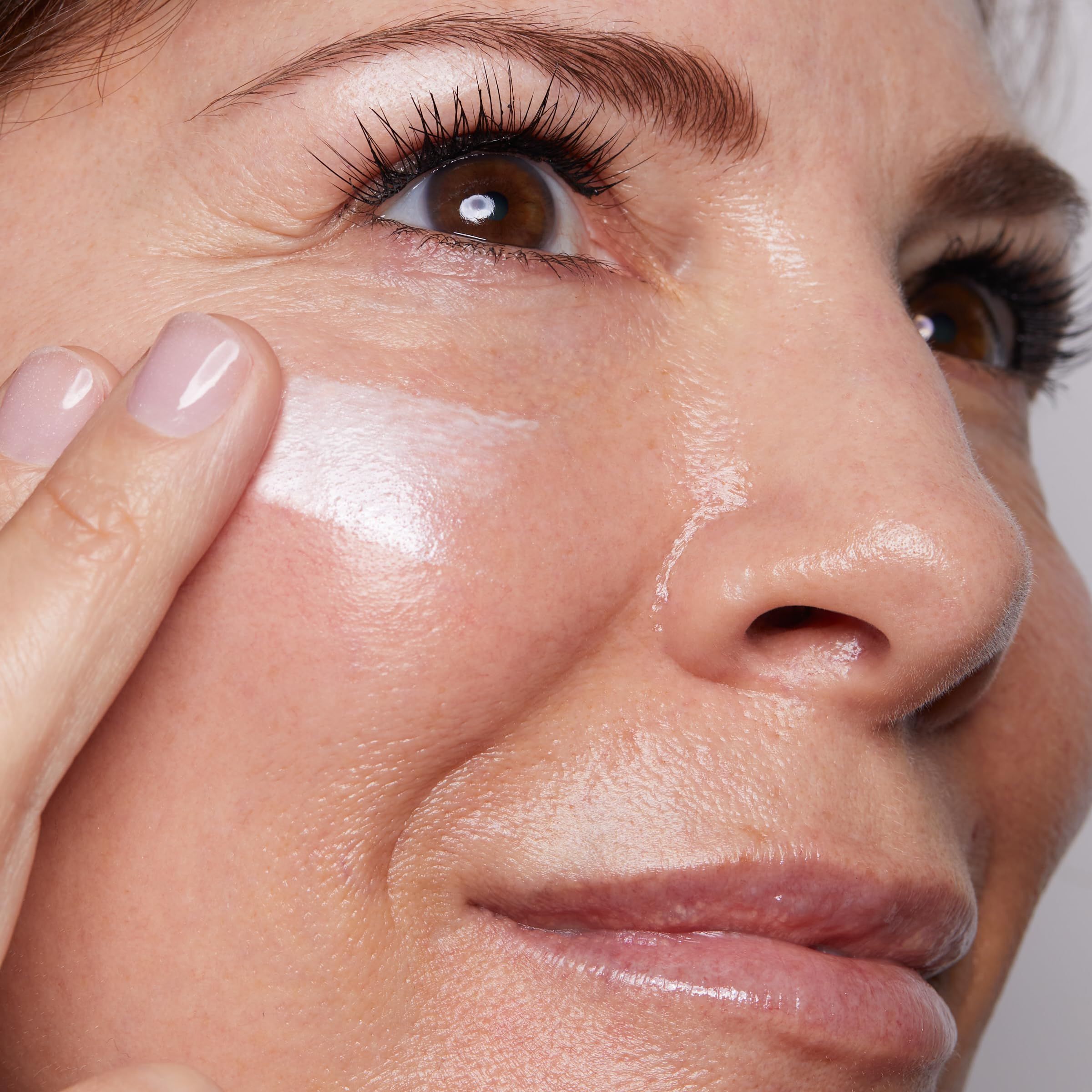 Viso con crema applicata. La pelle è lucida.