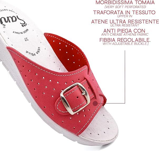 Primo piano di sandalo rosso con fibbia regolabile. Tomaia traforata. Marchio Sanì.