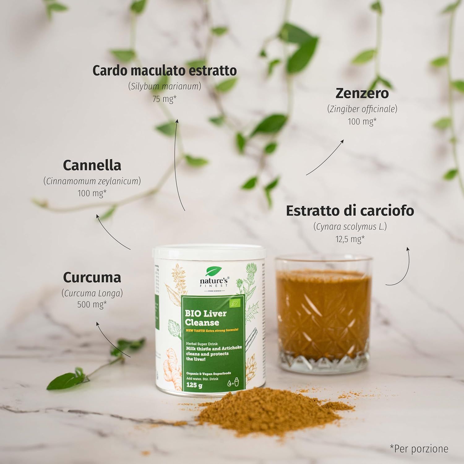 Barattolo Nature's Finest Bio Liver Cleanse, bicchiere con bevanda, ingredienti. Cardo mariano, curcuma, cannella, carciofo, zenzero.