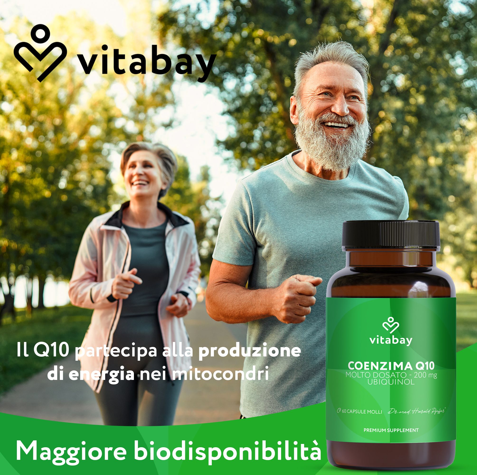 Uomo e donna fanno jogging. Flacone con capsule. Testo: Q10 partecipa alla produzione di energia. Logo Vitabay.