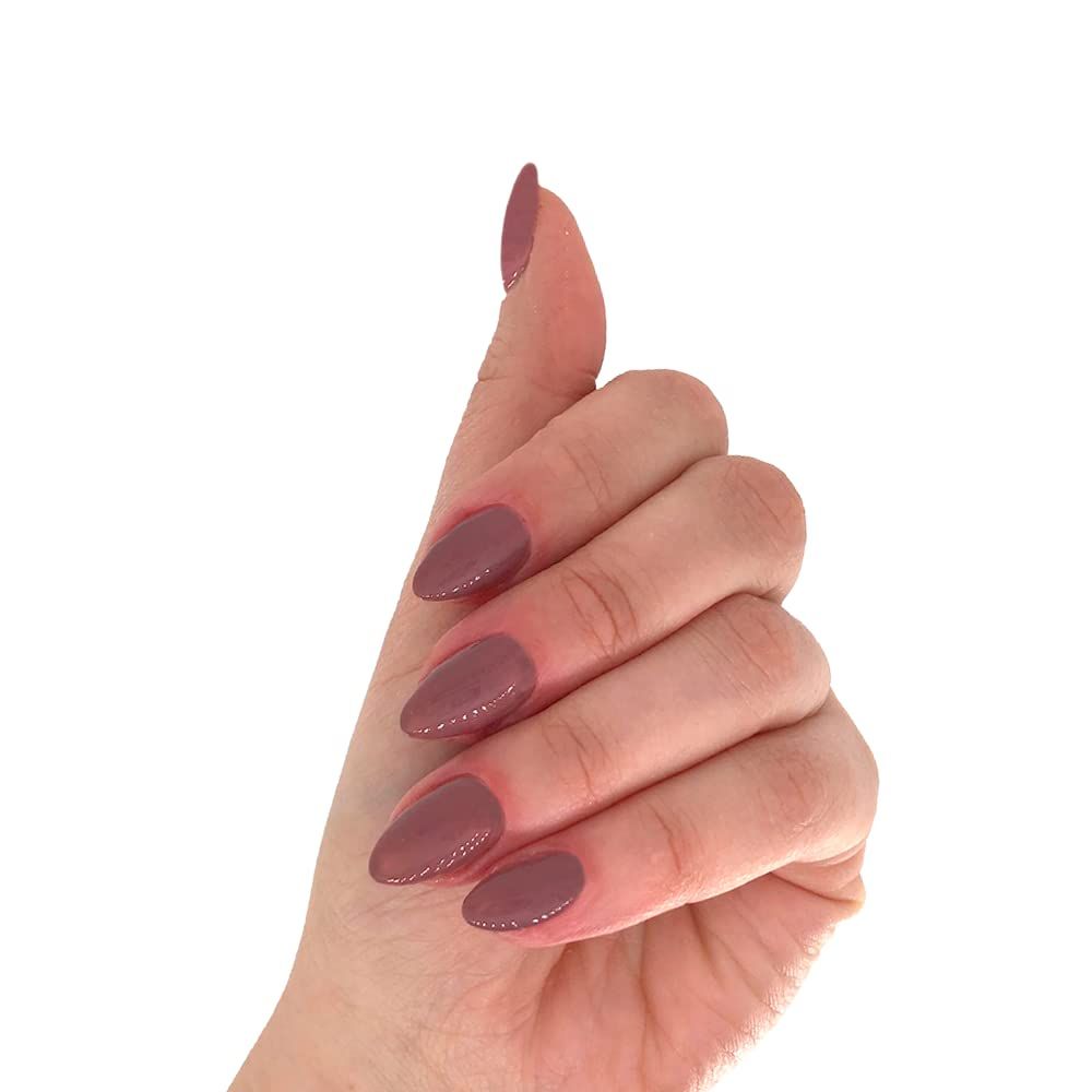Mano con unghie laccate color taupe. Unghie a mandorla ricoperte di smalto.