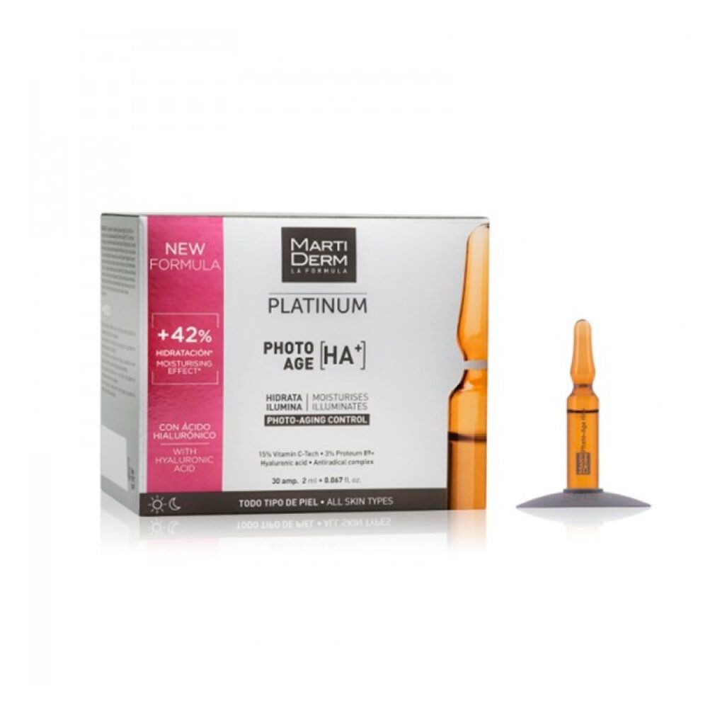 Scatola e fiala MartiDerm Platinum Photo-Age HA+. Fiala su supporto. Testo: 'Platinum Photo-Age HA+'.
