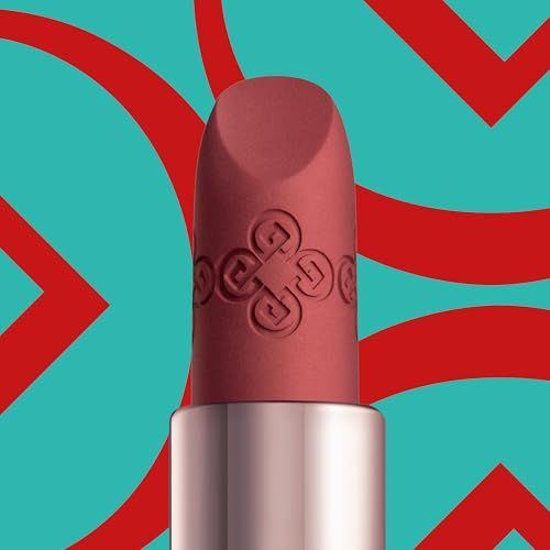 Primo piano di un rossetto rosa con motivo impresso. Il rossetto è su sfondo colorato.