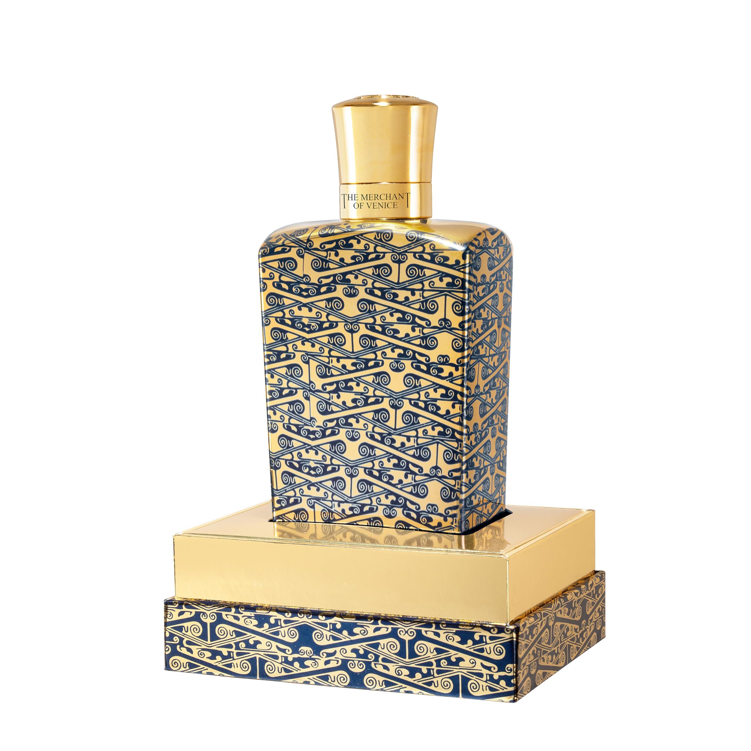 Flacone dorato con motivo blu su scatola dorata. Tappo dorato. Scritta: The Merchant of Venice.