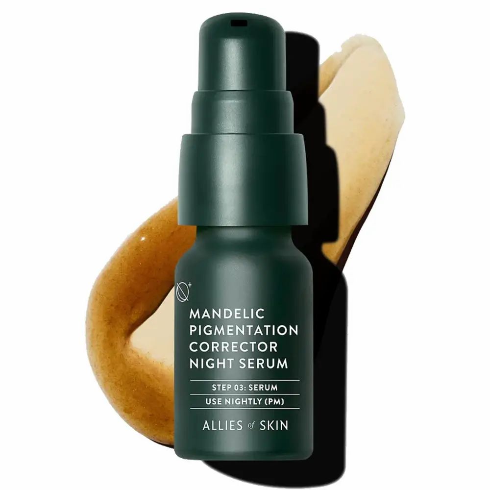 Flacone verde con pompa. Scritta: Mandelic Pigmentation Corrector Night Serum. Liquido giallastro accanto.