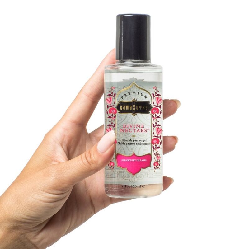 Piccola bottiglia di lubrificante trasparente, con scritta "Divine Nectars" e "Kama Sutra".