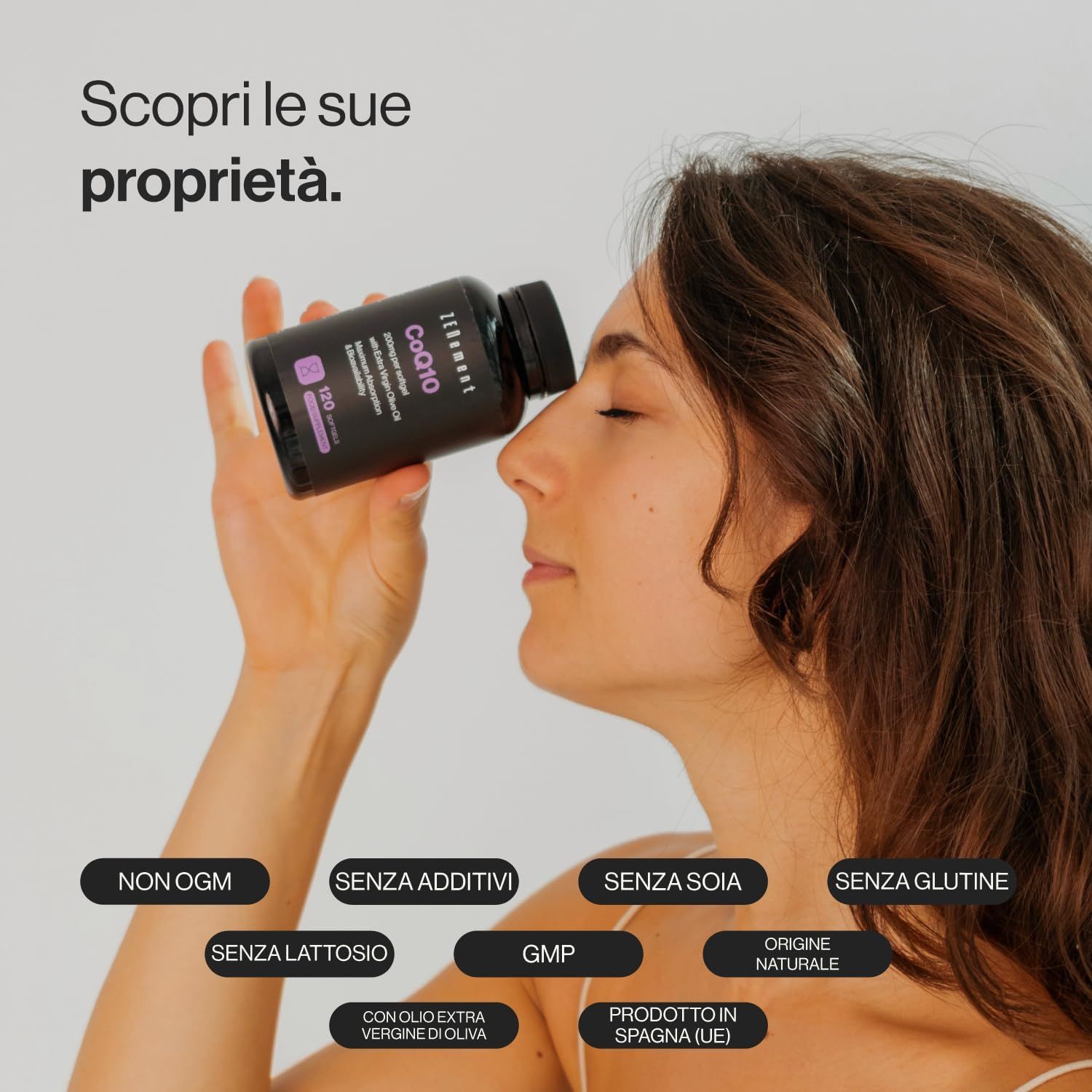 Donna che tiene una bottiglia di Zenement CoQ10. Scritta: Senza OGM, senza additivi, senza soia, senza glutine, senza lattosio. Prodotto in Spagna.