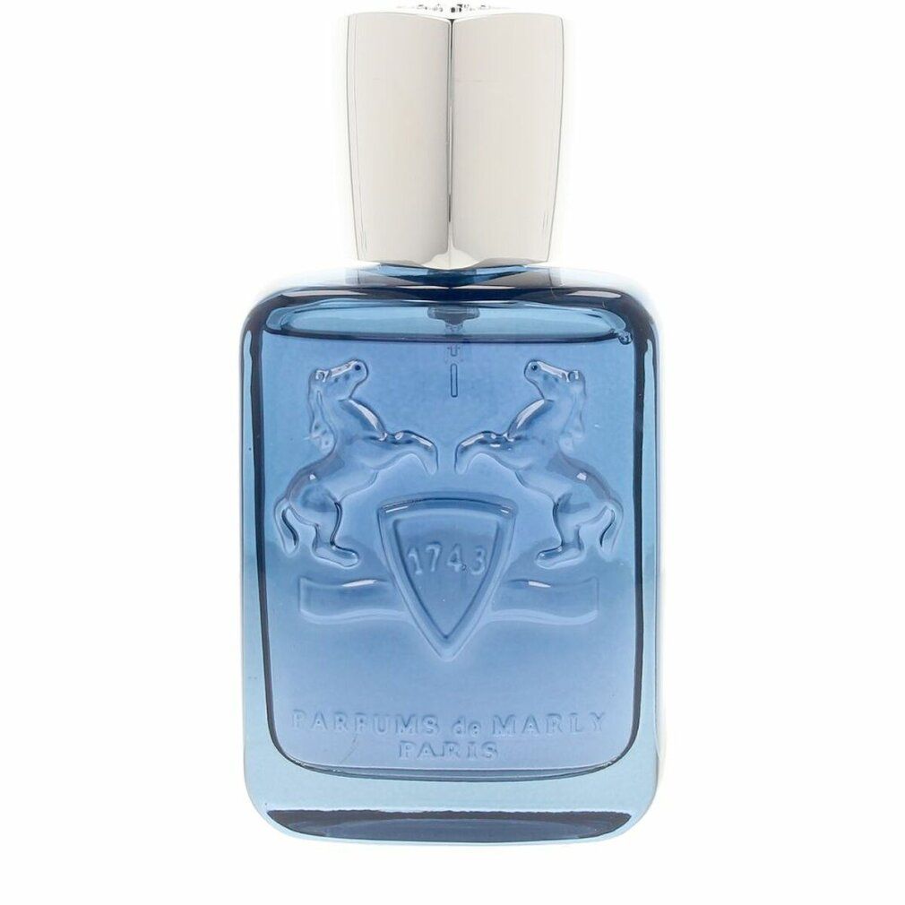Flacone di profumo blu con tappo argentato. Logo e scritta "Parfums de Marly" sul flacone.
