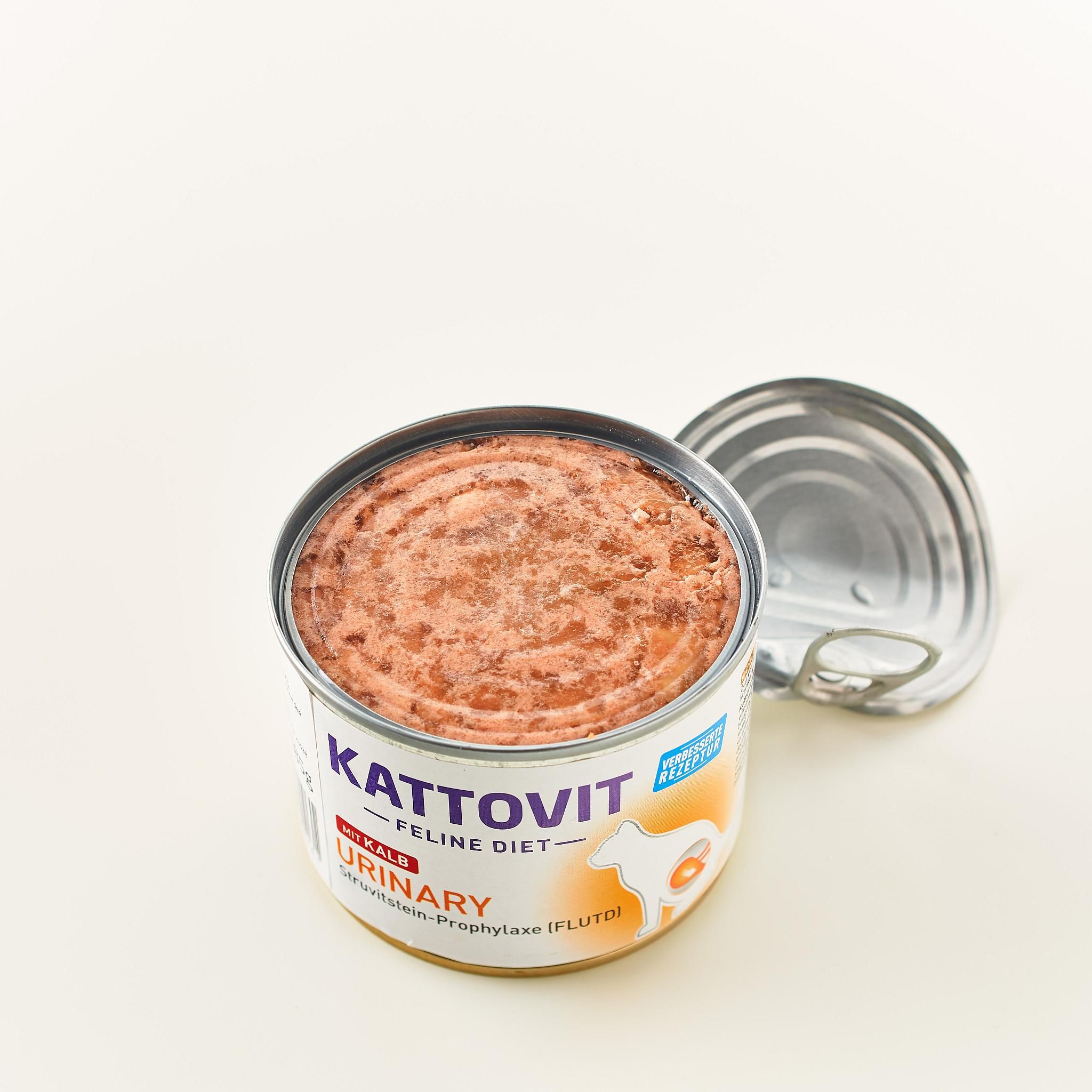 Lattina Kattovit Urinary Kalb aperta. Lattina con cibo. Nome e illustrazione del prodotto visibili. Coperchio accanto.