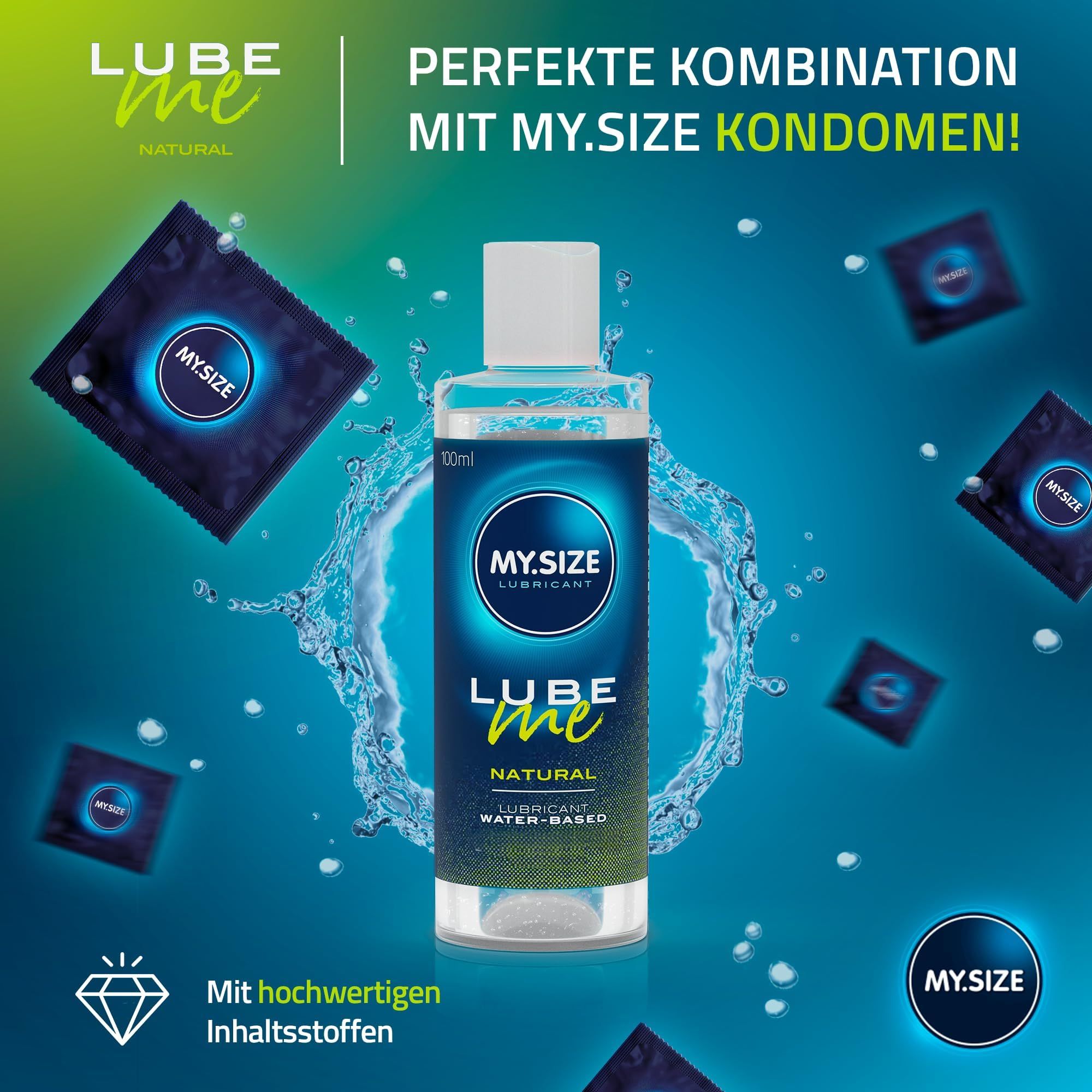 Flacone di lubrificante 'MY.SIZE LUBE ME NATURAL', 100ml, circondato da preservativi e schizzi d'acqua.