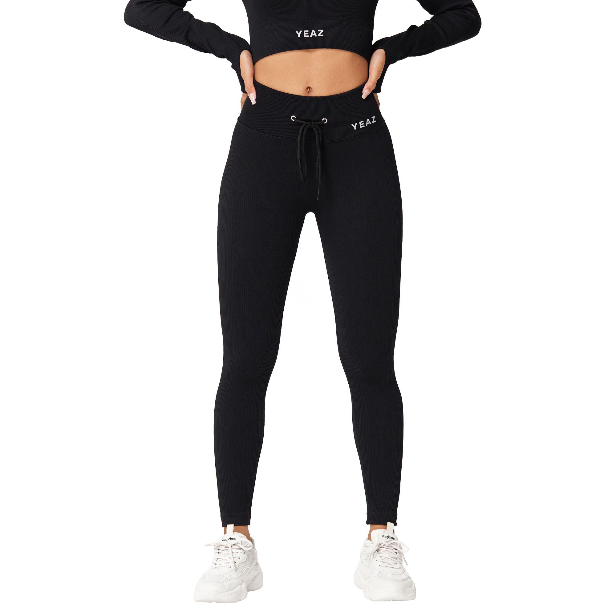 Leggings neri con coulisse e logo bianco sul fianco. Vestibilità aderente.