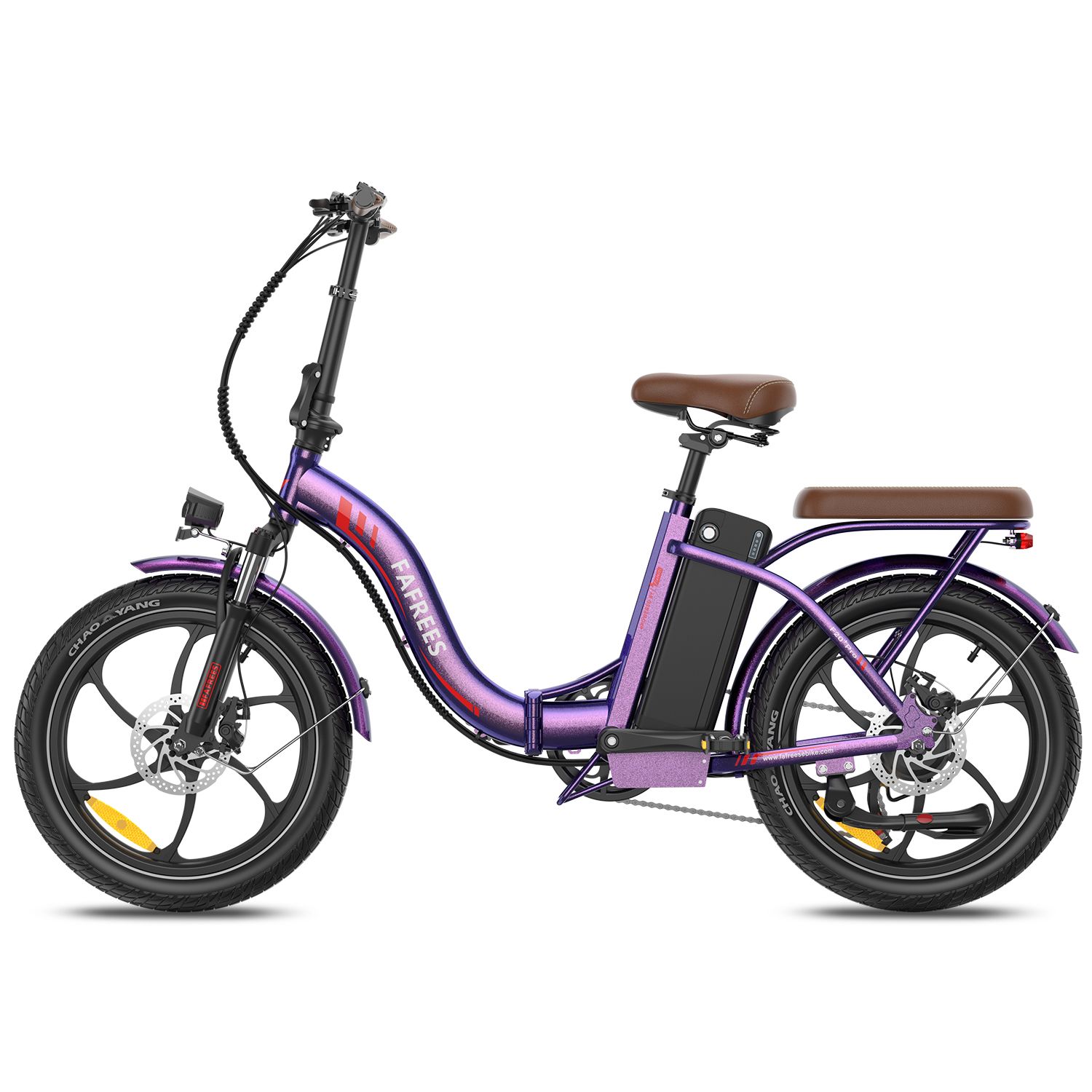 E-bike pieghevole viola con sella marrone. Pneumatici, cerchi e batteria neri. Marchio FAFREES. Vista laterale.