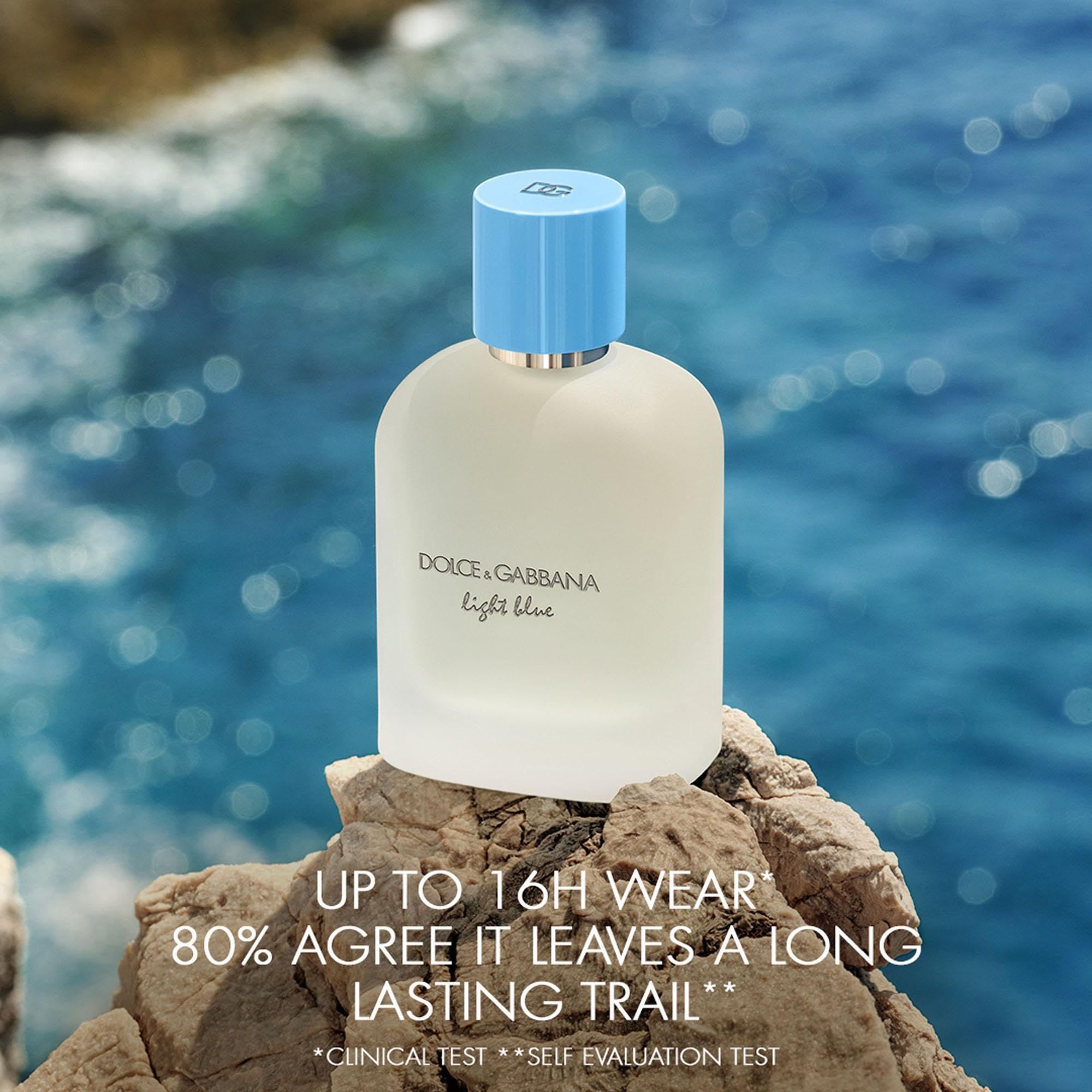 Flacone di profumo su una roccia. Scritta: Dolce & Gabbana Light Blue. Testo: Fino a 16 ore di durata. Tappo azzurro chiaro.