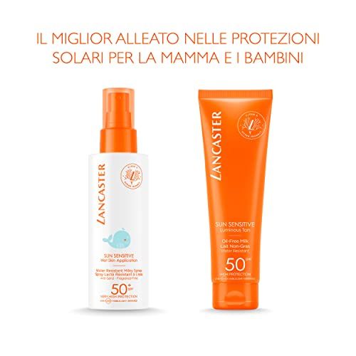 Due prodotti: flacone spray bianco e tubo arancione. Scritta: Lancaster, 50 SPF. Testo: Sun Sensitive.